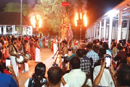 ഭക്തിസാന്ദ്രമായി വൈക്കം ക്ഷേത്രത്തിൽ വിളക്കിനെഴുന്നള്ളിപ്പ്