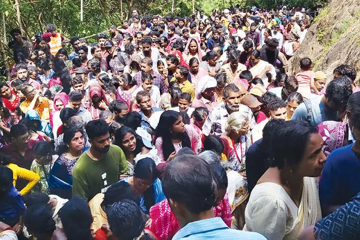 രായിരനല്ലൂർ മലകയറ്റം: തിരക്കിലമർന്ന് കൊപ്പം-വളാഞ്ചേരി പാത