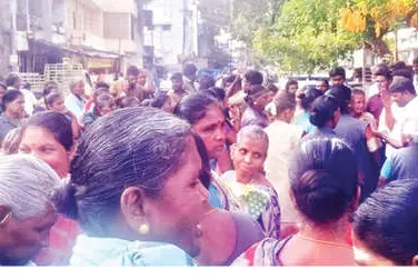 കൃത്യമായി ശമ്പളംകിട്ടുന്നില്ല; ധാരാപുരം നഗരസഭയിലെ ശുചീകരണത്തൊഴിലാളികൾ പ്രതിഷേധിച്ചു