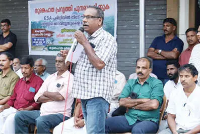 നിർമാണം പുനരാരംഭിക്കാൻ ബഹുജനധർണ