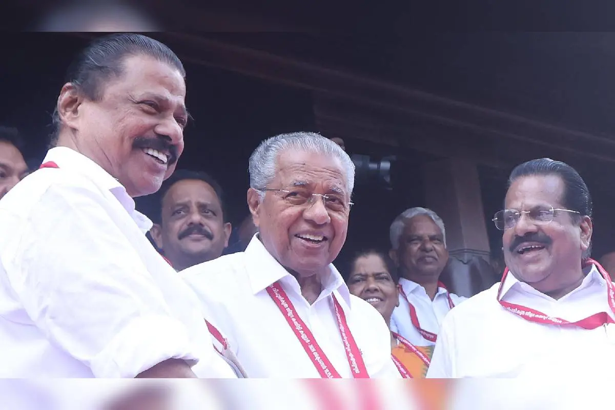 സി.പി.എം. വിശാല ജില്ലാ കമ്മിറ്റിയിൽ പങ്കെടുക്കാനെത്തിയ പിണറായി വിജയൻ, എം.വി. ഗോവിന്ദൻ, ഇ.പി.ജയരാജൻ എന്നിവർ തമാശ പങ്കിടുന്നു. ടി.ഐ. മധുസൂദനൻ സമീപം