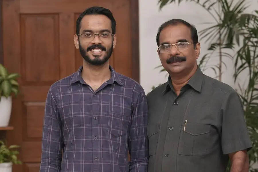 നിശ്ചയദാർഢ്യം മരുന്നായി; ഷഷ്ഠി പൂർത്തി വേളയിൽ മകനൊപ്പം എം.ഡി. ബിരുദം നേടി കവിയായ ഡോക്ടർ