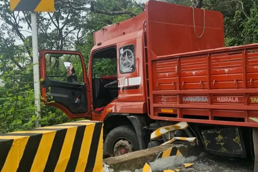 lorry_accident_thamarassery_churam