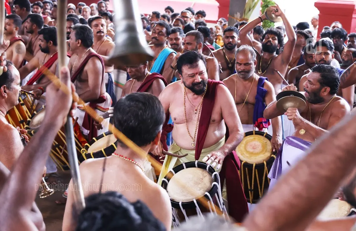 ചോറ്റാനിക്കര ദേവീ ക്ഷേത്രത്തിൽ ദുർഗ്ഗാഷ്ടമിയുടെ ഭാഗമായി നടൻ ജയറാമിന്റെ പ്രമാണത്തിൽ നടന്ന പവിഴമല്ലിത്തറ മേളം | ഫോട്ടോ: ടി.കെ. പ്രദീപ്കുമാർ / മാതൃഭൂമി