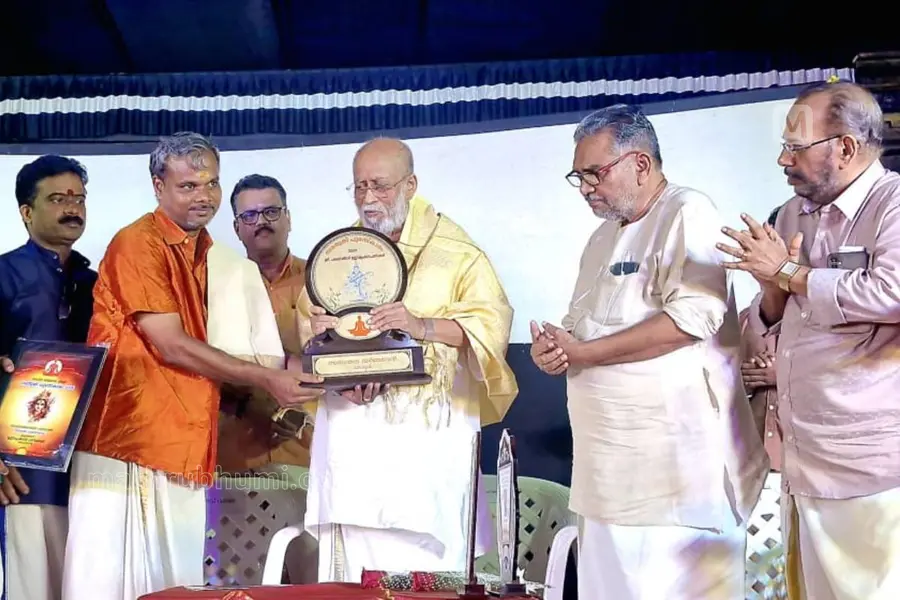 ജ്യോതിഷ പണ്ഡിതൻ പരപ്പനങ്ങാടി ഉണ്ണിക്കൃഷ്ണപണിക്കർക്ക് സരസ്വതീപുരസ്കാരം സമർപ്പിച്ചു.