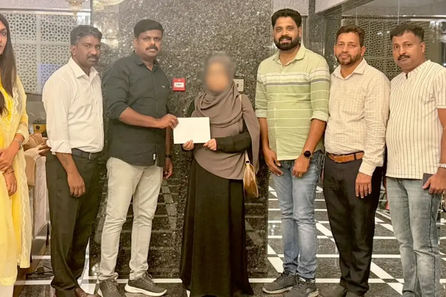 നാട്ടിലേക്കുള്ള യാത്ര ടിക്കറ്റ് നൽകി കൊല്ലം പ്രവാസി അസോസിയേഷൻ