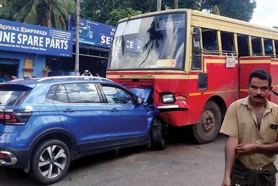 കാരാളി വളവിൽ ബസും കാറും കൂട്ടിയിടിച്ച് അപകടം