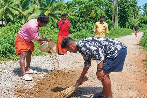 റോഡ് തകർന്നിട്ട് 15 വർഷം; ചാണകം മെഴുകി നാട്ടുകാരുടെ പ്രതിഷേധം