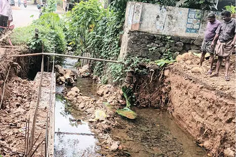 യാത്രക്കാരെ വലച്ച് കലുങ്ക് നിർമാണം