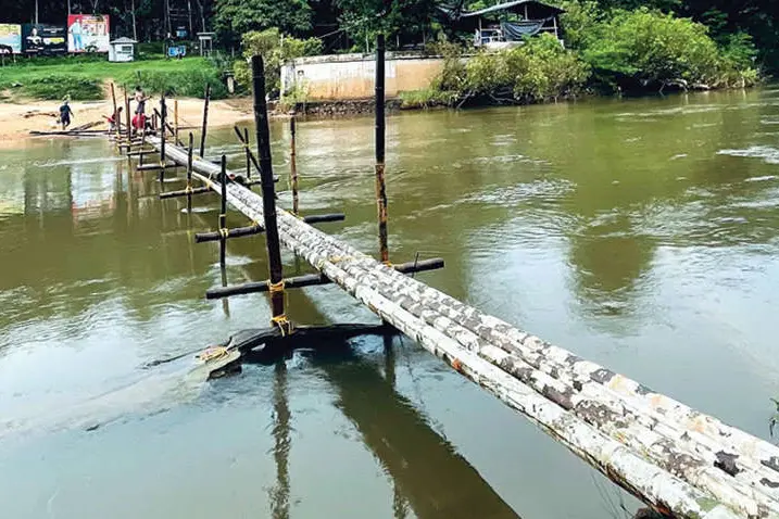 നവരാത്രിക്കും ഭക്തർക്ക് ആശ്രയം കവുങ്ങിൻ തടിപ്പാലം
