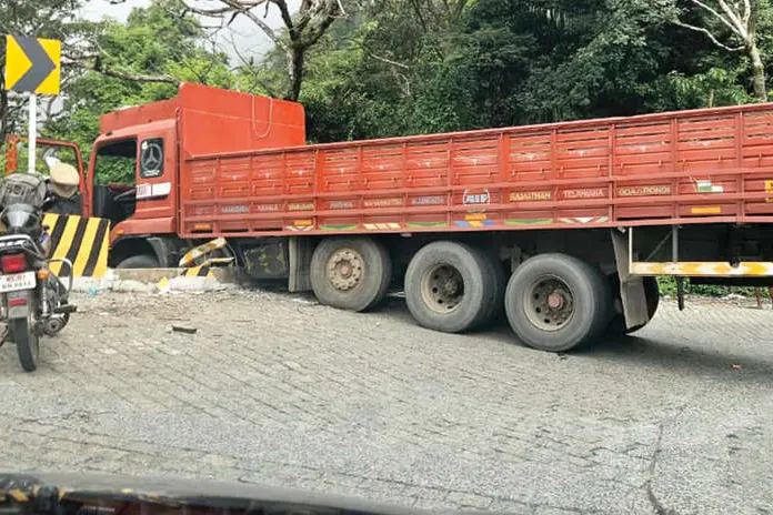 താമരശ്ശേരി ചുരത്തിൽ ലോറി കൊക്കയിലേക്ക് തൂങ്ങി