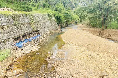 വെമ്പുഴത്തോടിന്റെ തകർന്ന സംരക്ഷണഭിത്തിയിൽ വീണ്ടും ഓട്ടയടക്കൽ