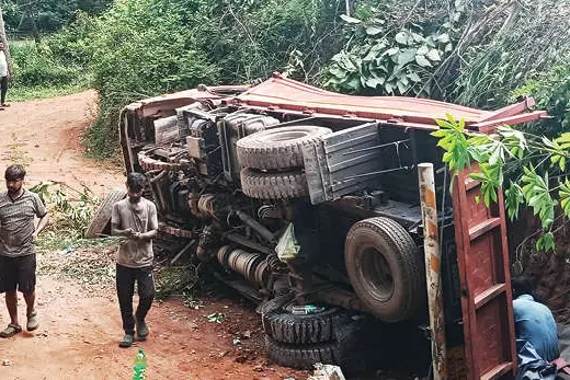 കേളോത്തും മട്ടലായിയിലും ലോറി മറിഞ്ഞു