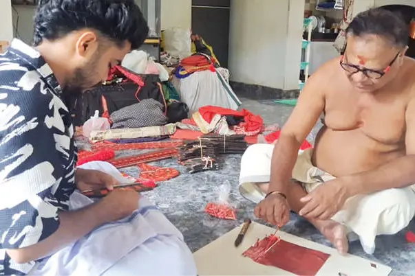 വീണ്ടുമൊരു തെയ്യക്കാലം; ഒരുങ്ങി അനുഷ്ഠാന കലാകാരന്മാർ