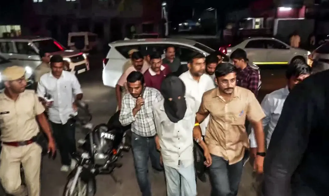 ടൈഗർ ഷ്രോഫിന്റെ കാറിനുനേരെ വെടിയുതിർത്ത സംഭവവുമായി ബന്ധപ്പെട്ട് പ്രതികളായ റേഷൻ, ഹൃതിക് എന്ന റോഷൻ, പ്രായപൂർത്തിയാകാത്ത പ്രതി എന്നിവരെ ജഡ്ജിയുടെ വസതിയിൽ നിന്ന് കൊണ്ടുപോകുന്നു. | Photo: ANI Video Grab