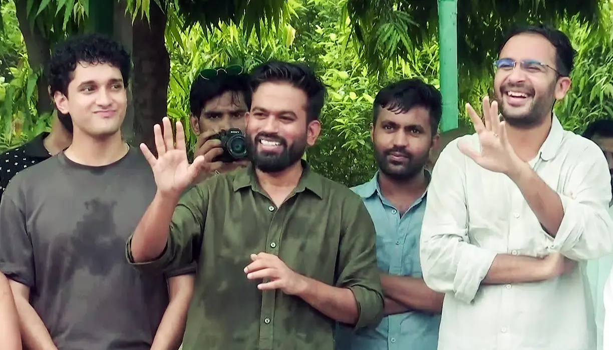 ദീപ്കെ അശുതോഷ് റാങ്കയ്ക്കും സൗരവ് ദാസിനും ഒപ്പം (ഫയല് ചിത്രം) |ഫോട്ടോ:ANI
