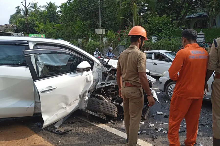 ശബരിമല തീർഥാടകർ സഞ്ചരിച്ച വാഹനം അപകടത്തിൽപ്പെട്ടു; നാലുപേർക്ക് പരിക്ക്