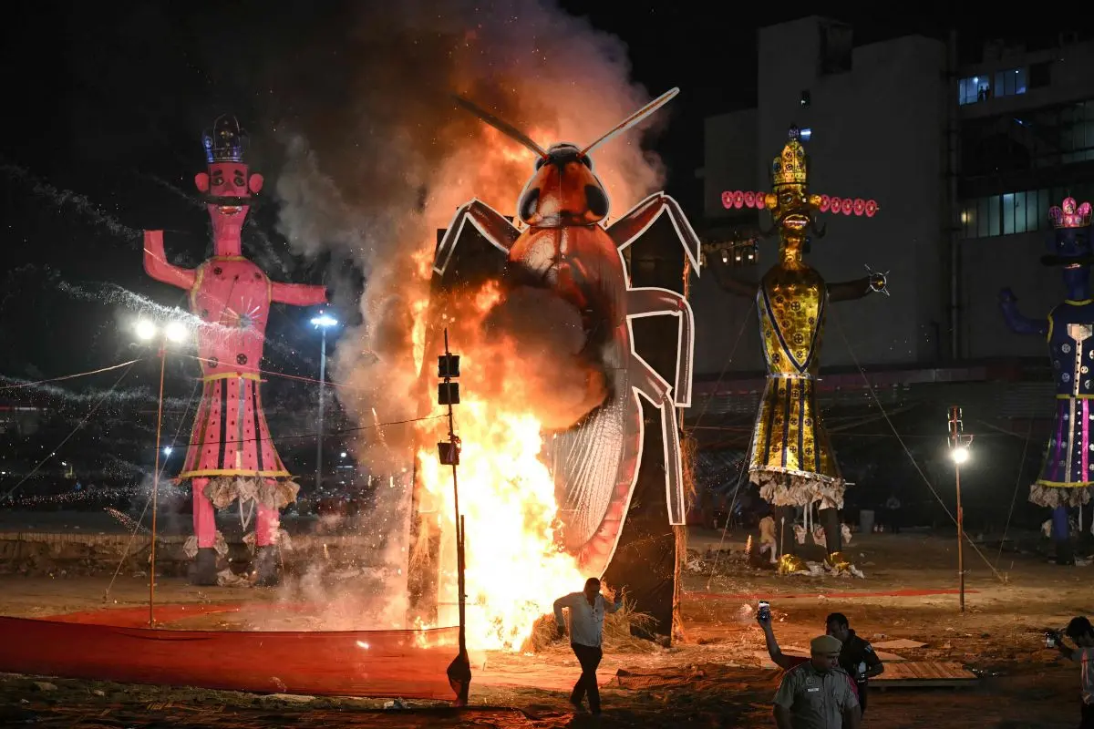 A cockroach effigy is set on fire next to an effigy of the mythic demon king Ravana, on the occasion of the Hindu festival of Dussehra in New Delhi on October 20, 2026 (Photo: X)