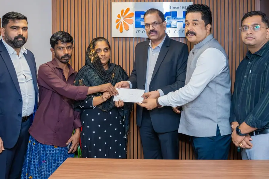 സാലിമിന് ഇനി പുതിയ ജീവിതം; പ്രതീക്ഷയറ്റ കുടുംബത്തിന് കൈത്താങ്ങായി യൂസഫലി, 10 ലക്ഷം രൂപ കൈമാറി