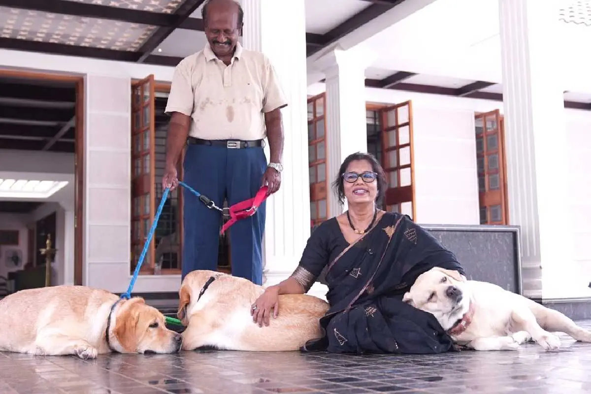 ജലീല റഫീ വളര്ത്തുനായ്ക്കളോടൊപ്പം
