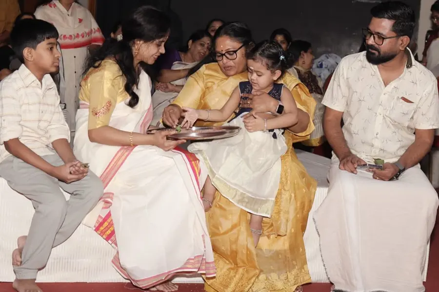 ബഹ്റൈൻ കേരളീയ സമാജത്തിൽ വിദ്യാരംഭം: കെ. ആർ. മീര കുട്ടികൾക്ക് ആദ്യാക്ഷരം കുറിച്ചു