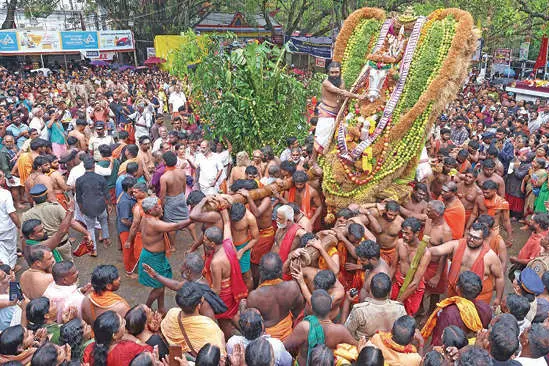 ആചാരപ്പെരുമയോടെ നവരാത്രി എഴുന്നള്ളത്ത്