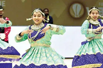 ചെണ്ടമേളവും തെയ്യവും കഥകളിയും.... ഘോഷയാത്രയിൽ കേരളത്തനിമ