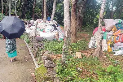 ഇലന്തൂർ ആശാരിമുക്കിൽ മാലിന്യക്കൂമ്പാരം
