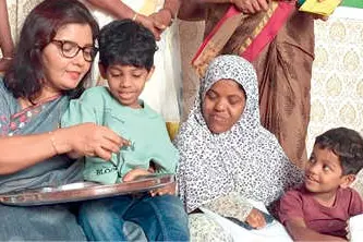 ആദ്യക്ഷരമെഴുതി ഫാത്തിമയും മക്കളും; ഗുരുനാഥയായി കളക്ടർ