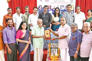 ബാലചന്ദ്രൻ വടക്കേടത്ത് സ്മൃതി പുരസ്കാരം സമ്മാനിച്ചു