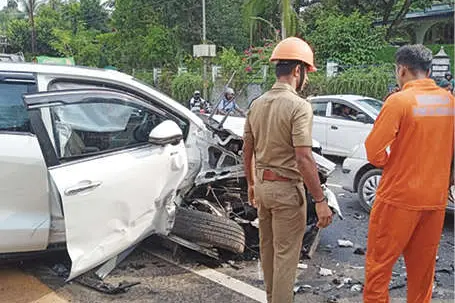 കാറുകൾ കൂട്ടിയിടിച്ച്‌ അപകടം