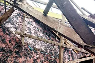 വീടിന്റെ മേൽക്കൂര തകർന്നുവീണു