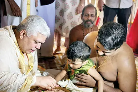 കുഞ്ഞുങ്ങളെ ഹരിഃശ്രീ എഴുതിച്ച് ജസ്റ്റിസ് ദേവൻ രാമചന്ദ്രൻ
