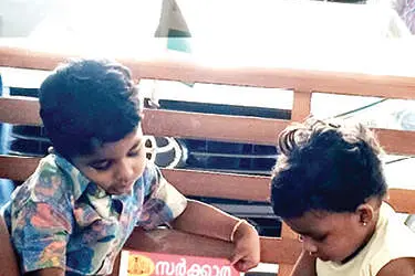 മുഖ്യമന്ത്രിയുടെ വീട്ടിൽ ആഘോഷമായി വിദ്യാരംഭം