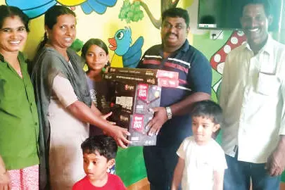 അങ്കണവാടിക്ക് ഫാനുകൾ നൽകി
