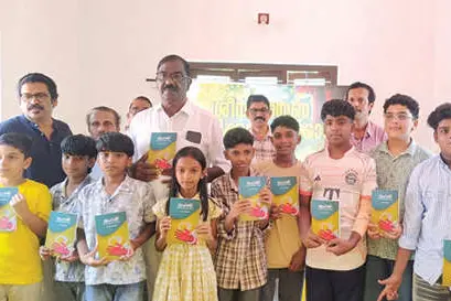 ലഹരിക്കെതിരേ സന്ദേശവുമായി പുസ്തകവിതരണം