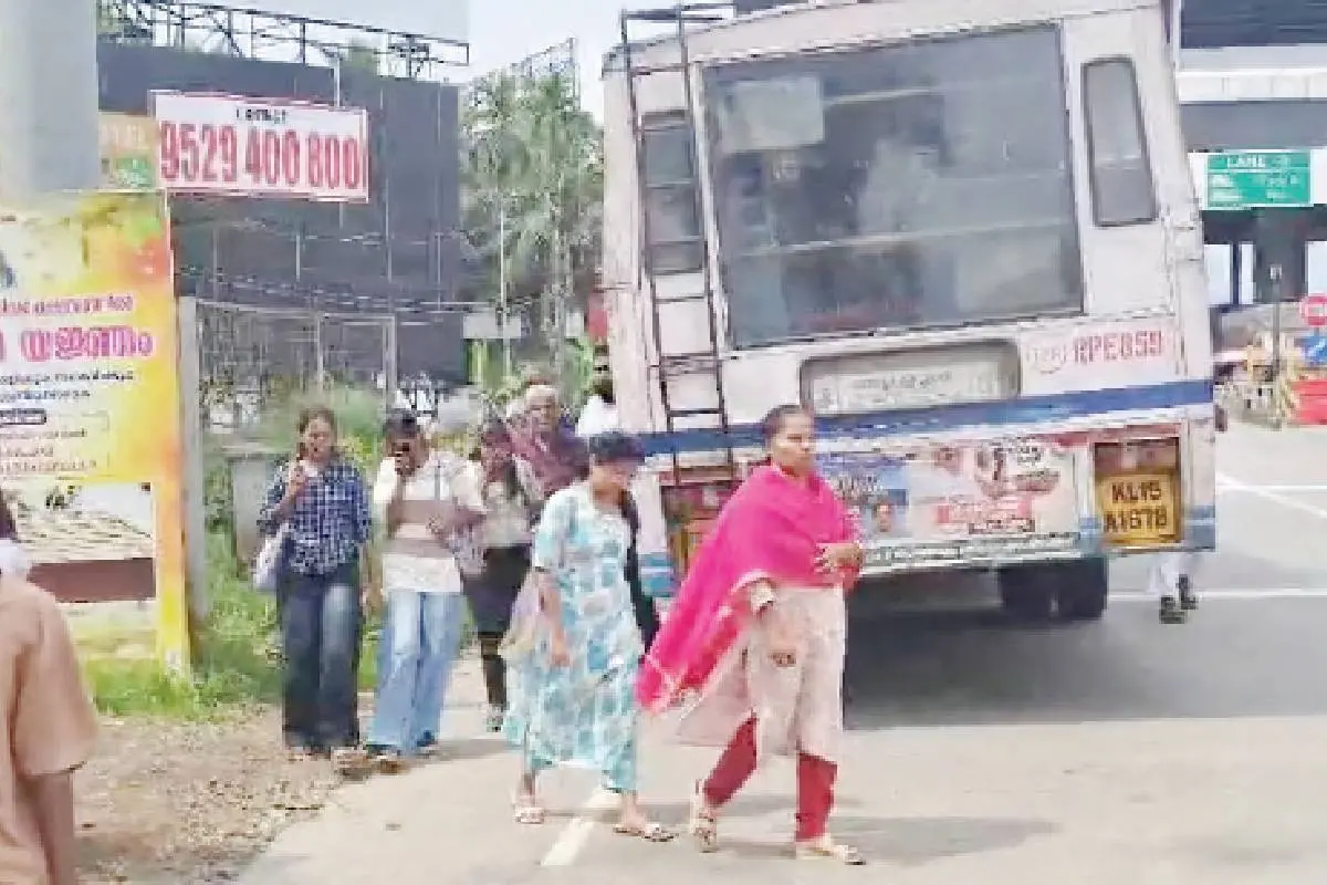 ഫാസ്ടാഗിൽ പണമില്ലാത്തതിനെത്തുടർന്ന് പന്നിയങ്കര ടോൾ കേന്ദ്രം കടക്കാനാകാതെ സർവീസ് നിർത്തിയ കെ.എസ്.ആർ.ടി.സി. ബസിൽനിന്നും യാത്രക്കാരെ ഇറക്കിയപ്പോൾ