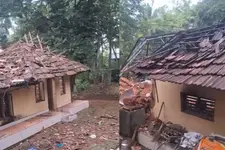 അനധികൃത പടക്കശേഖരം പൊട്ടിത്തെറിച്ച് വീട് തകർന്നു; അമ്മയ്ക്കും മകനും പരിക്ക്
