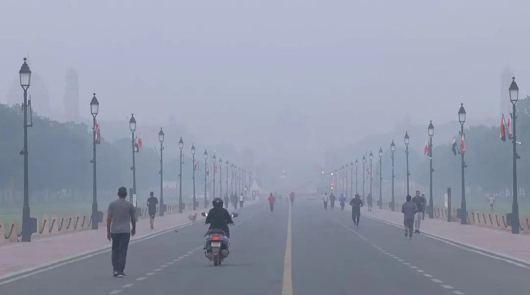 People jog amid dense smog near the India Gate and Kartavya Path