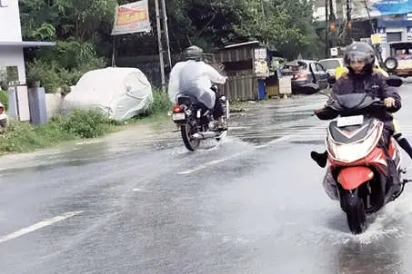 റോഡിലൂടെ ഓടയിലെ മലിനജലം; യാത്രികർക്ക് ദുരിതം