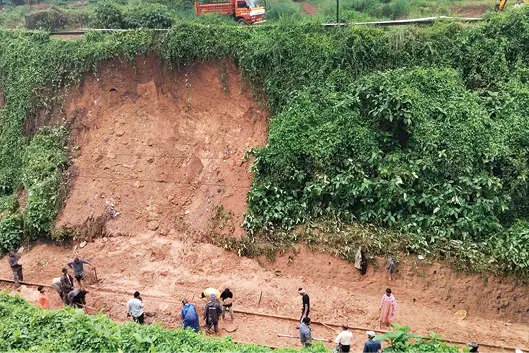 പാറശ്ശാലയിൽ ട്രാക്കിലേക്ക് മണ്ണിടിഞ്ഞു; ഒഴിവായത് വലിയ ദുരന്തം