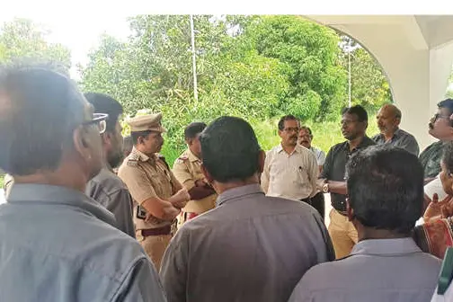 പത്ത് മാസമായി ശമ്പളമില്ല; കെ.എ.എൽ. ജീവനക്കാർ എം.ഡി.യെ തടഞ്ഞു