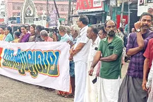 പുതുക്കാട് മേൽപ്പാലം തൂണുകളിലാക്കണം-മനുഷ്യശൃംഖലയുമായി സി.പി.എം.