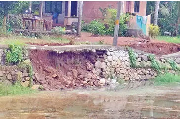 നിർമാണത്തിലിരുന്ന പഴഞ്ചിറക്കുളത്തിന്റെ പാർശ്വഭിത്തികൾ തകരുന്നു