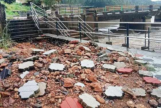 തിരിഞ്ഞുനോക്കാതെ രണ്ടരമാസം