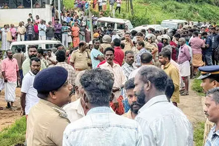 പീരുമേട് ഇരട്ട കൊലപാതകം തെളിവെടുപ്പിനിടെ പ്രതിക്ക് നേരേ പ്രതിഷേധം; സംഘർഷം