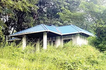 വടവുകോട് ഗവ. ആശുപത്രിയിൽ ഐസൊലേഷൻ വാർഡ് കാടുകയറി