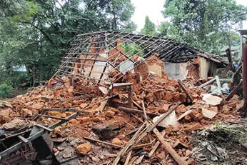 അനധികൃത പടക്കശേഖരം പൊട്ടിത്തെറിച്ച് വീട് തകർന്നു