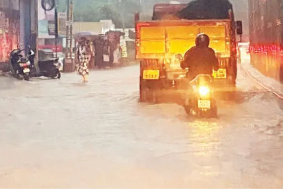 കനത്ത മഴയിൽ ധർമശാല ടൗൺ ചെളിവെള്ളത്തിൽ മുങ്ങി