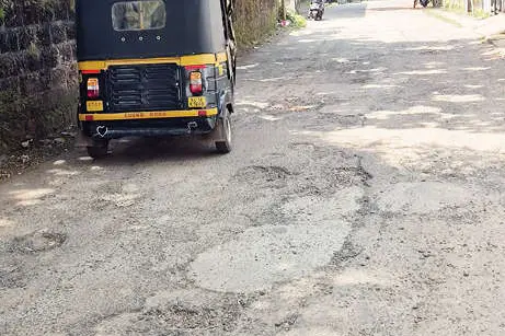 റോഡേത്, കുഴിയേത്...